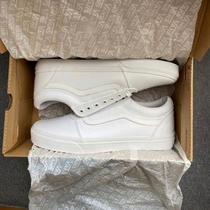 Classic Men’s 10.5 White Vans